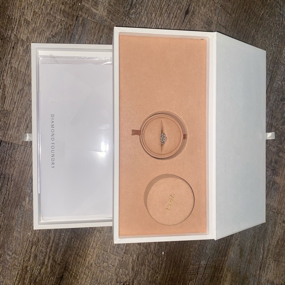 VRAI 3 stone engagement ring. - Picture 3 of 6